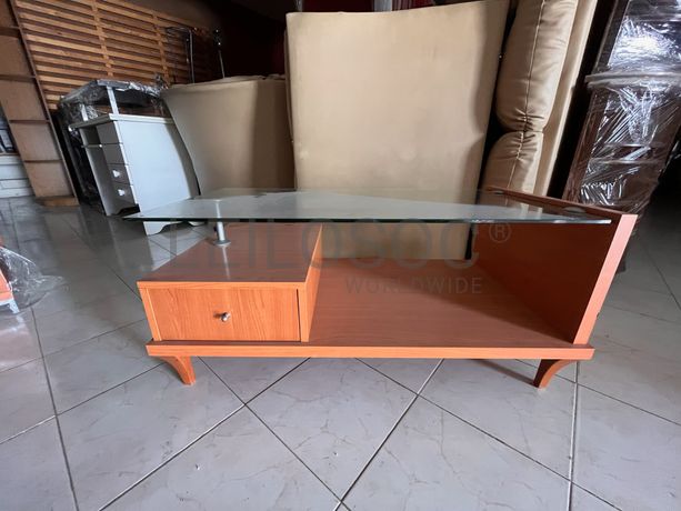 Mesa em madeira com tampo de vidro