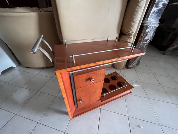 Carrinho de madeira com suporte para bebidas