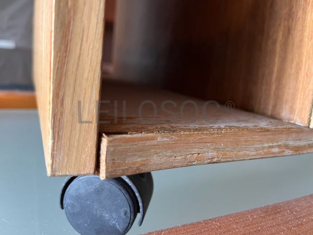 Móvel de madeira com rodas