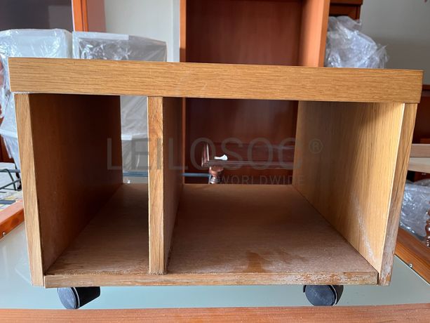 Móvel de madeira com rodas