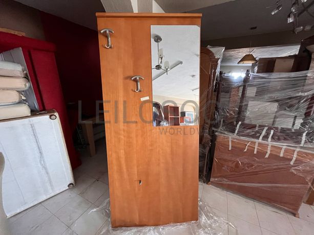 Móvel alto de madeira com espelho