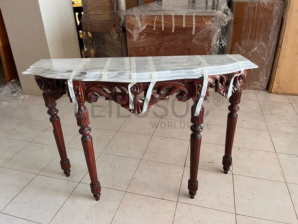 Credência em madeira entalhada com tampo em mármore