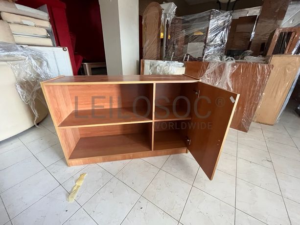 Móvel de madeira com porta e prateleira