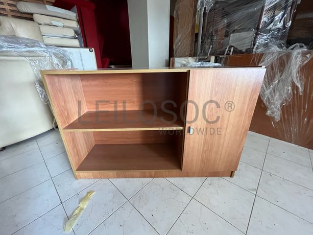 Móvel de madeira com porta e prateleira