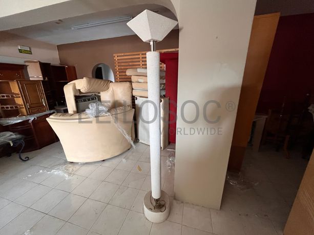 Candeeiro de pé alto em mármore