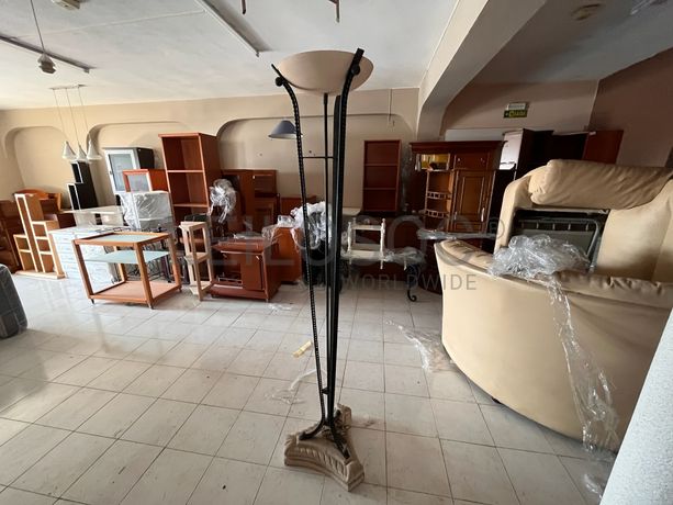 Candeeiro de pé alto em ferro e mármore