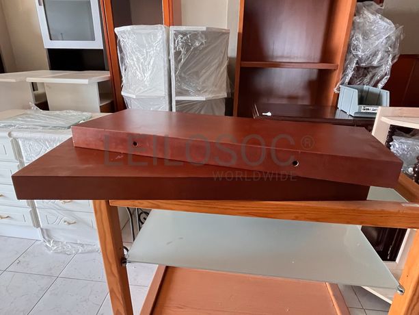 Prateleiras de madeira