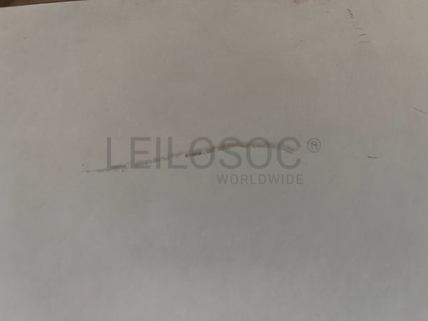 Móvel de madeira branca com duas portas