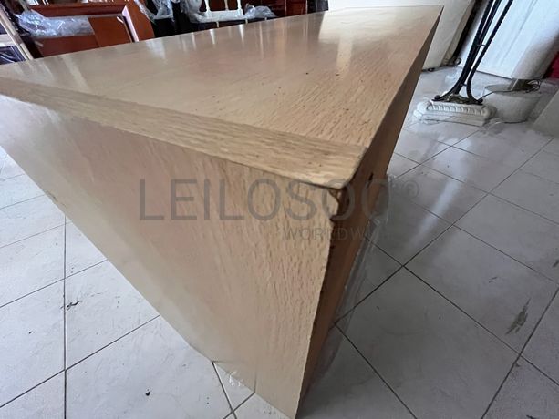 Móvel de madeira com duas portas