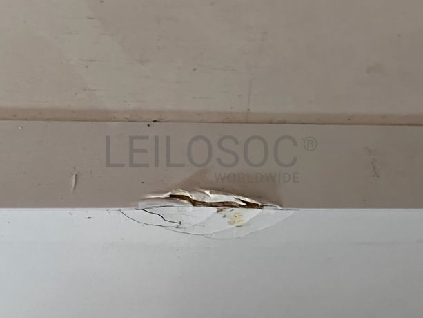 Móvel branco de madeira com duas portas