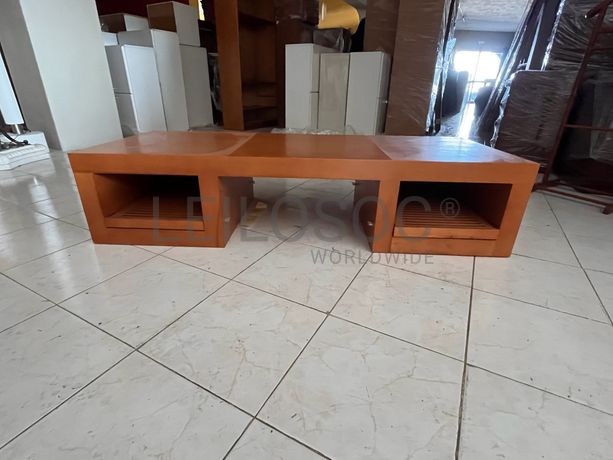 Móvel baixo de madeira