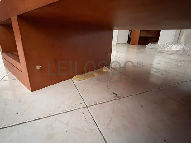 Móvel baixo de madeira