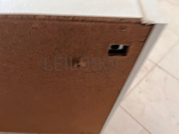 Móvel de madeira branco com duas portas