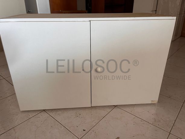 Móvel de madeira branco com duas portas