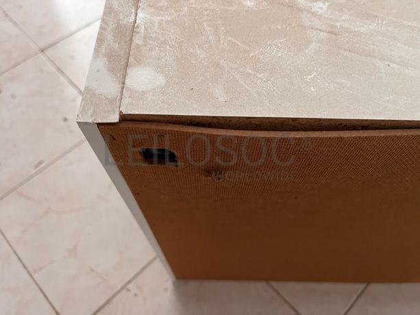 Móvel de madeira branco com duas portas