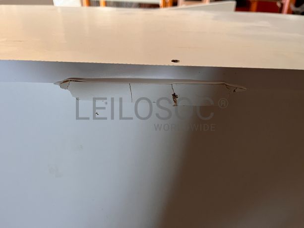 Móvel de madeira branco com três portas