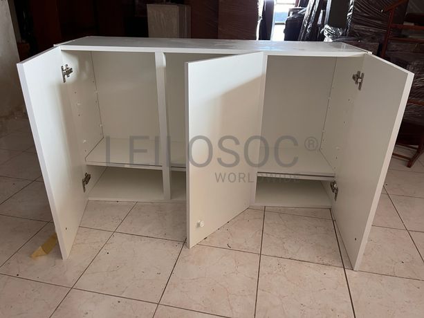 Móvel de madeira branco com três portas