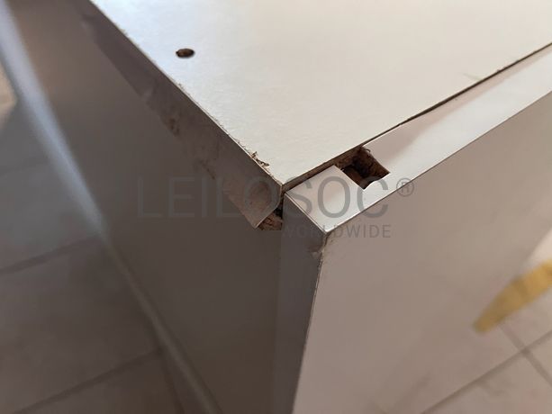 Móvel de madeira branco com três portas