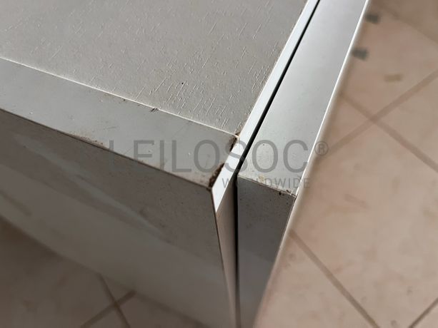 Móvel de madeira branco com duas portas