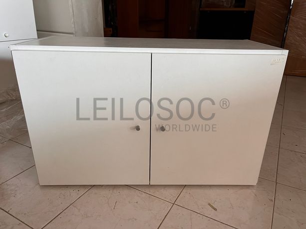 Móvel de madeira branco com duas portas
