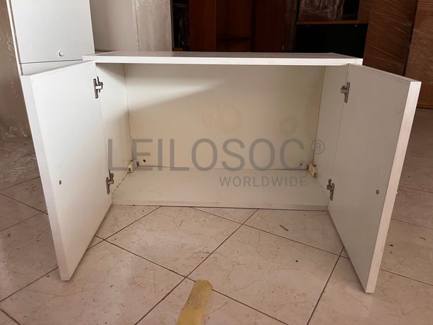 Móvel de madeira branco com duas portas