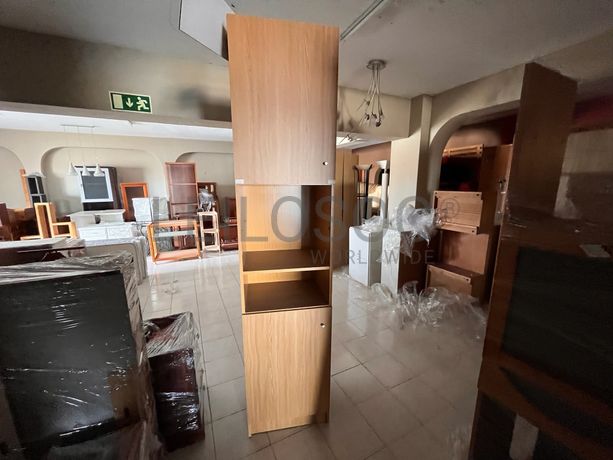 Móvel alto de madeira com duas portas