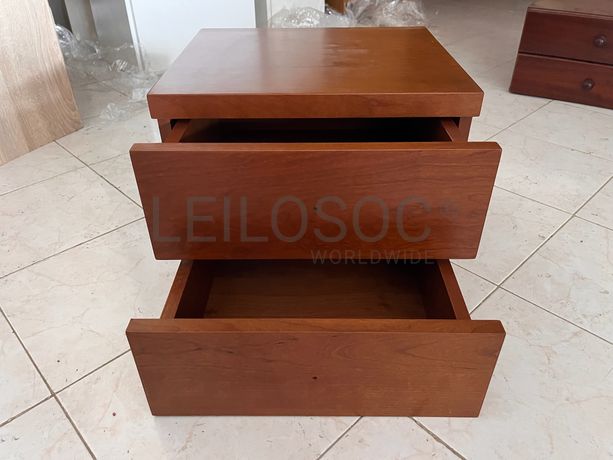 Móvel pequeno de madeira com duas gavetas