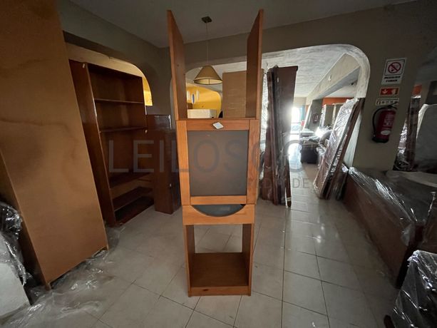 Móvel alto de madeira