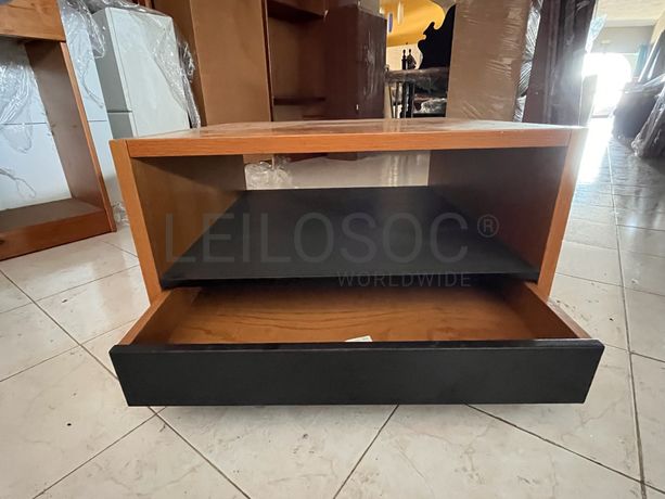 Mesa de centro em madeira com gavetas