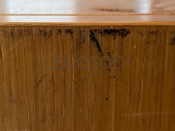 Mesa de centro em madeira com gavetas