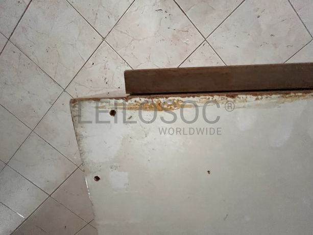 Móvel de madeira com três portas