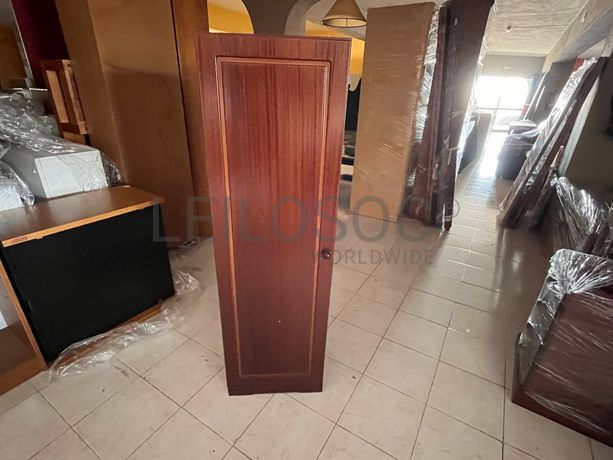 Móvel de madeira com porta