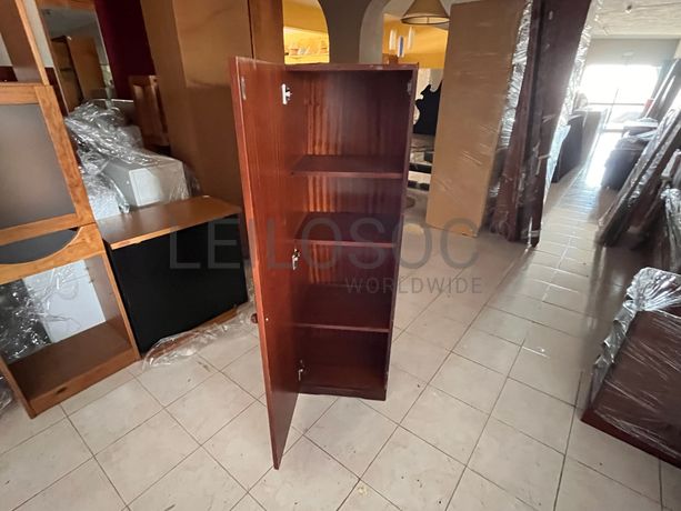 Móvel de madeira com porta