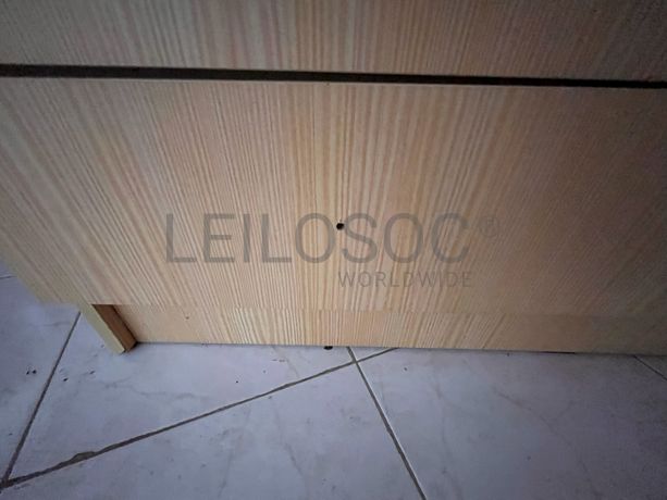 Roupeiro de madeira com duas portas