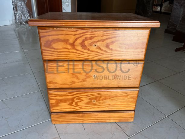 Mesinha de cabeceira de madeira