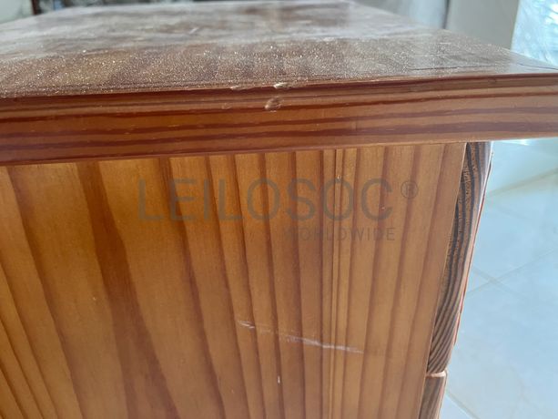 Mesinha de cabeceira de madeira