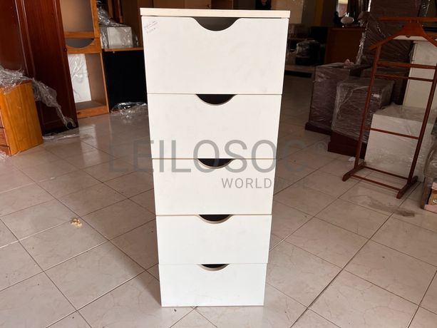 Móvel branco de madeira