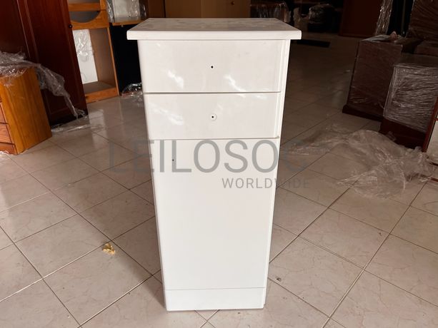 Móvel branco de madeira