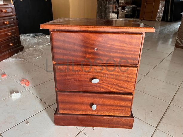 Mesinha de cabeceira de madeira