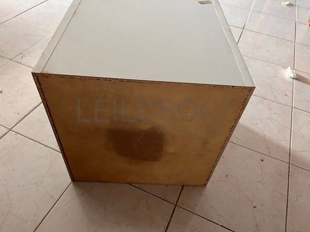 Mesinha de cabeceira de madeira branca