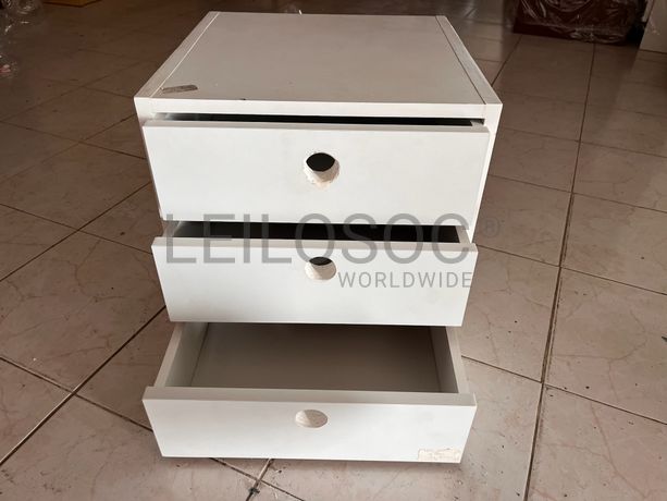 Mesinha de cabeceira de madeira branca