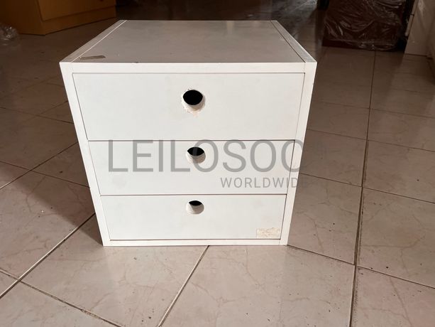 Mesinha de cabeceira de madeira branca