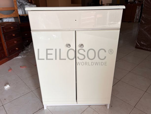 Móvel de madeira branca