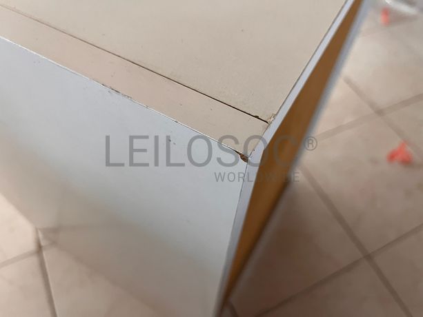 Móvel de madeira branco com prateleiras