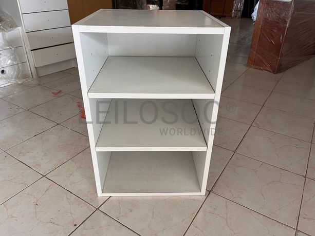 Móvel de madeira branco com prateleiras
