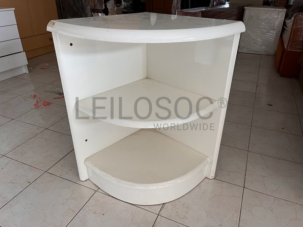 Móvel de canto branco em madeira