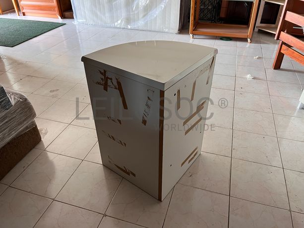 Móvel de canto branco em madeira