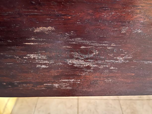 Cama de madeira entalhada