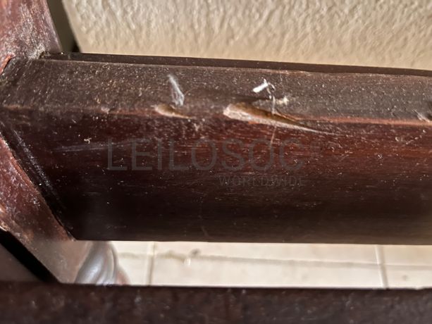 Cama de madeira entalhada