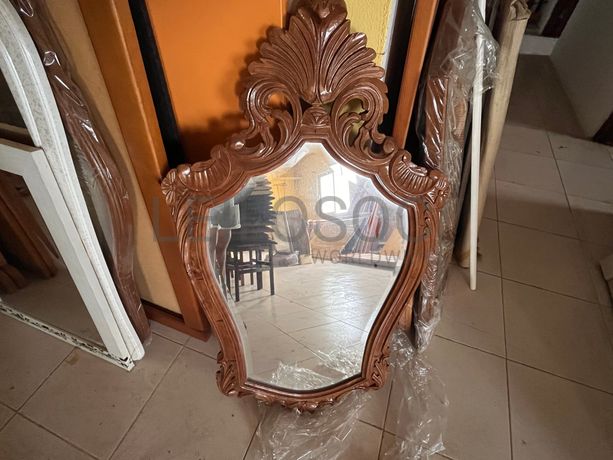 Espelho com moldura de madeira entalhada